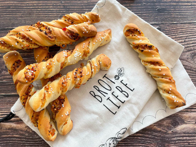 Pikante Pizzastangerl als perfektes Fingerfood