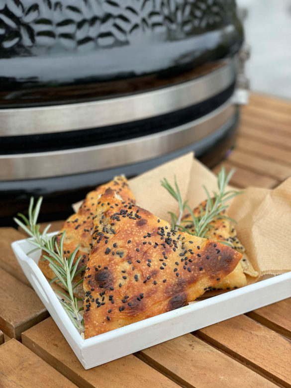 Fluffig softes Focaccia mit schwarzem Sesam