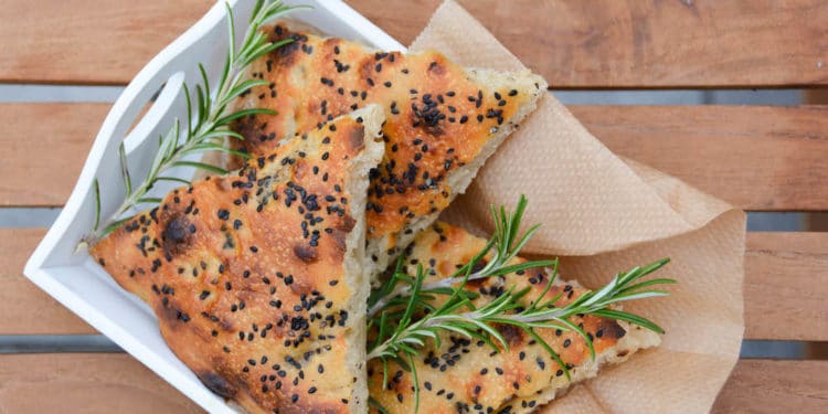 Fluffiges Focaccia mit schwarzem Sesam