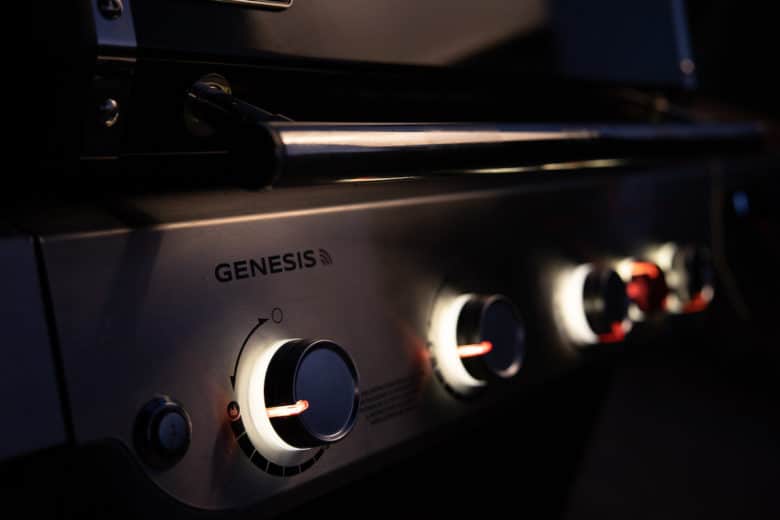 Beleuchtete Bedienknöpfe beim Genesis Modell 2022 (Fotocredits: Weber-Stephen Deutschland GmbH)