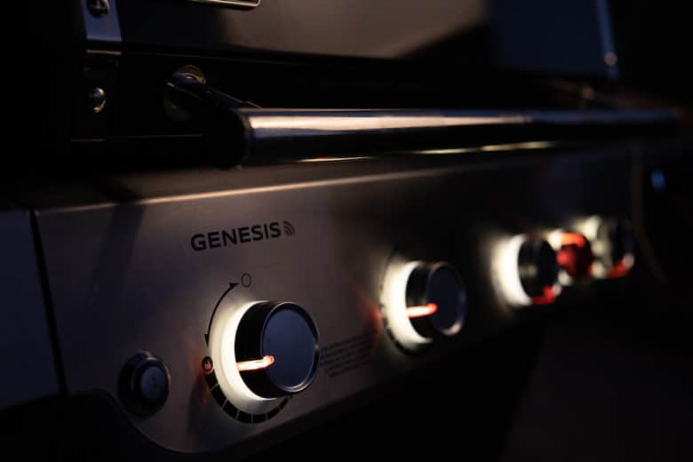 Beleuchtete Bedienknöpfe beim Genesis Modell 2022 (Fotocredits: Weber-Stephen Deutschland GmbH)