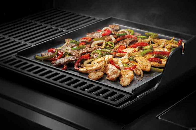 Plancha Platte aus dem Crafted Gourmet BBQ System (Fotocredits: Weber-Stephen Deutschland GmbH) - Grillneuheiten 2022