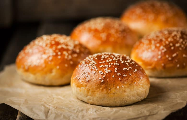 Goldbraune Burger Buns mit Sesam bestreut