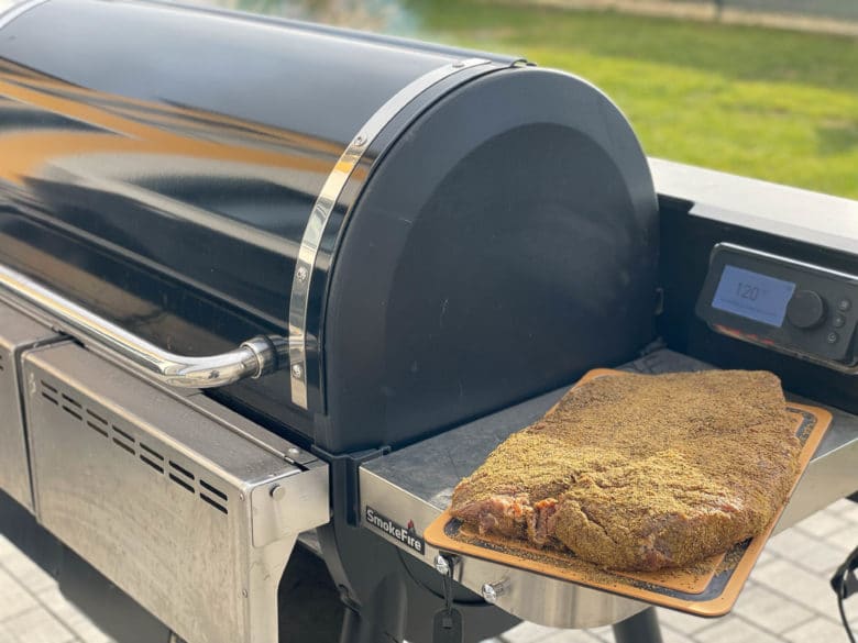 Den Weber SmokeFire auf 120 Grad einregeln und den Räuchervorgang starten.