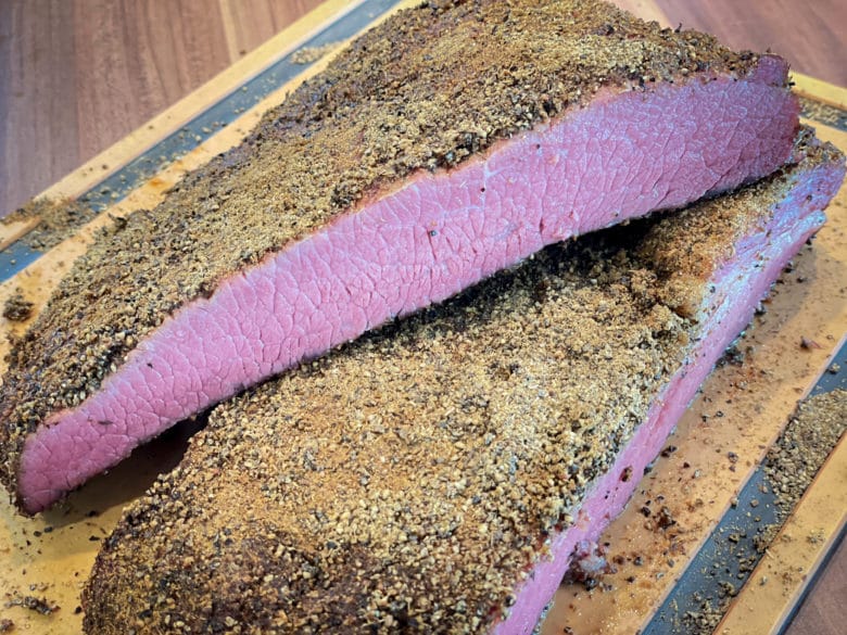 frisches Pastrami aus dem Smoker