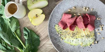 Pastrami auf Kohlrabi-Apfelsalat mit Vinaigrette