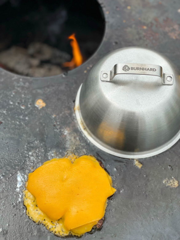 Käse am Patty schmelzen mit den Burger Glocken von Burnhard