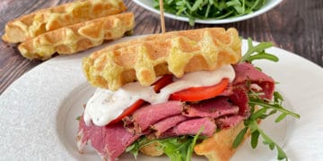 Kartoffelwaffeln mit frischem Pastrami