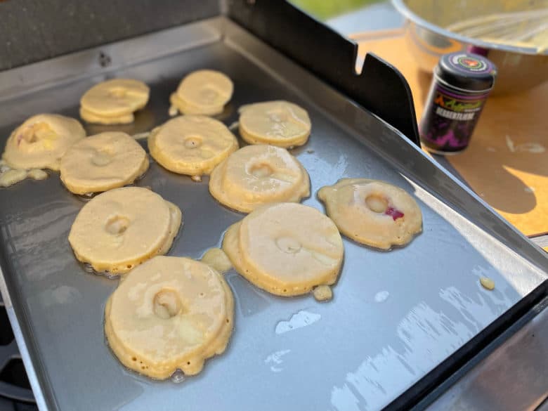 Die Apfelscheiben im Bierteig auf der heißen Plancha