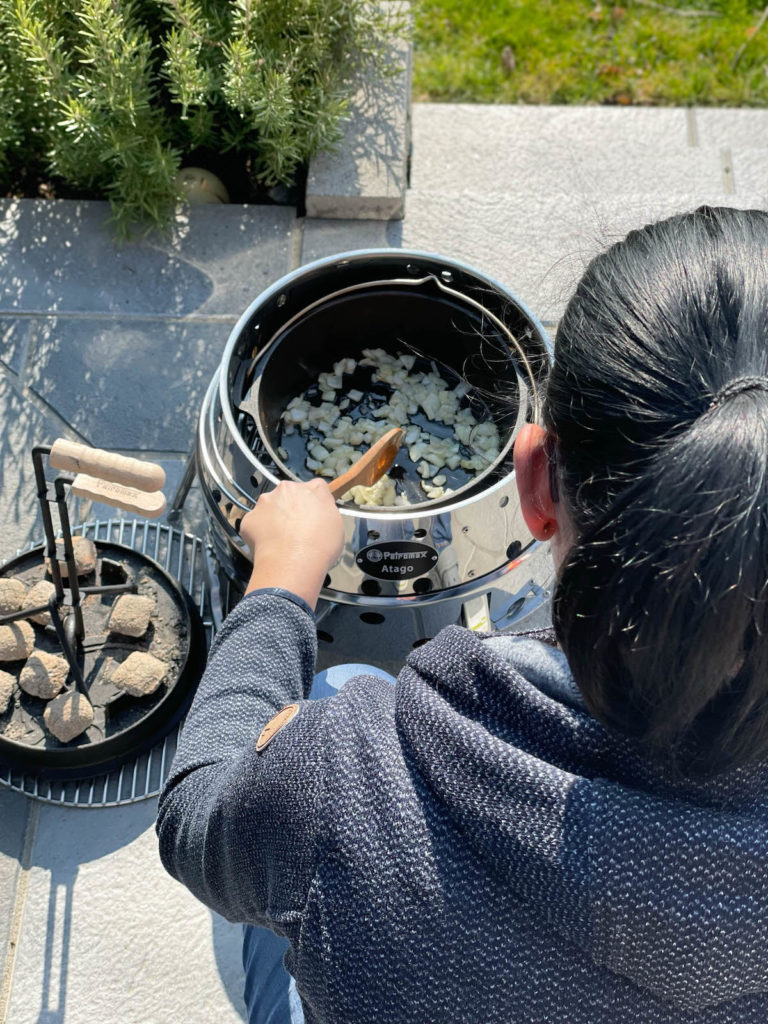 Zwiebel anrösten für die feurige Cabanossi Suppe aus dem Dutch Oven