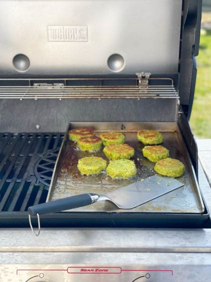 Bärlauchlaibchen auf der Plancha goldbraun backen