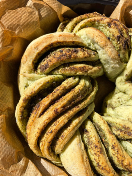 Fertiger Bärlauchkranz goldbraun gebacken