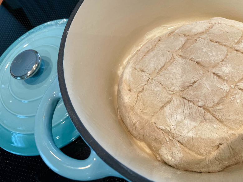 Topfbrot in der Gussform bereit zum Backen