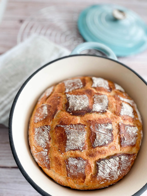 Knusprig frisches Brot aus dem Topf 