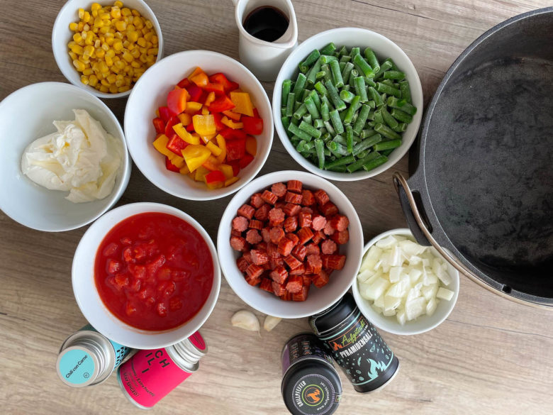 Für die Cabanossi Suppe aus dem Dutch Oven alles vorab vorbereiten