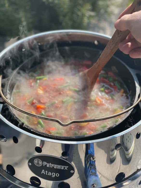 Die Cabanossi Suppe köchelt im Dutch Oven vor sich hin 