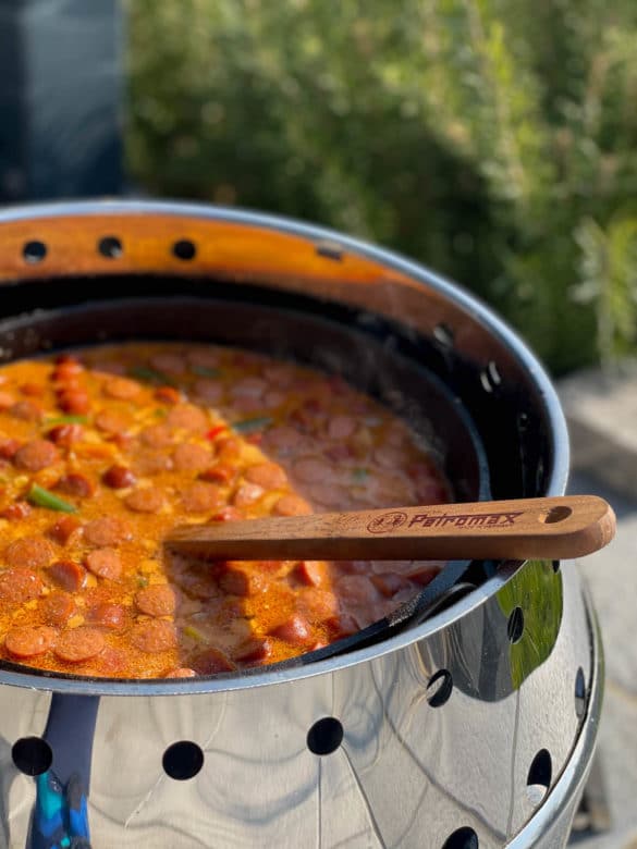 Feurige Cabanossi Suppe servierfertig