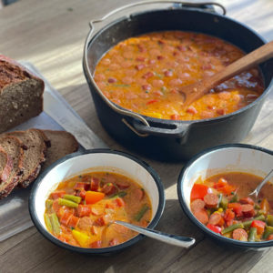 Cabanossi Suppe aus dem Dutch Oven