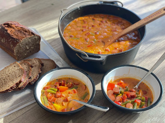 Cabanossi Suppe aus dem Dutch Oven