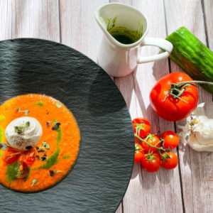 Gazpacho mit Trüffelburrata & Vinaigrette