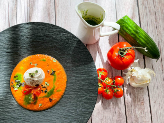 Gazpacho mit Trüffelburrata & Vinaigrette