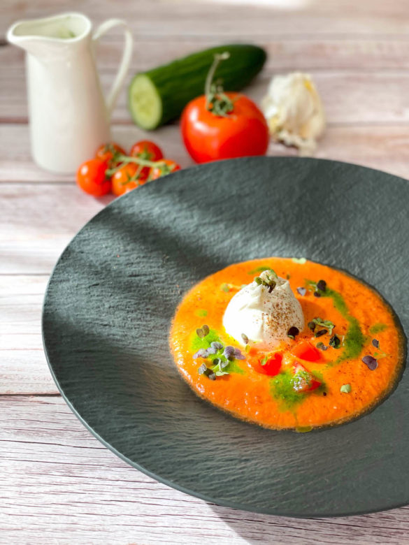 frisches Gazpacho mit Trüffelburrata & Vinaigrette