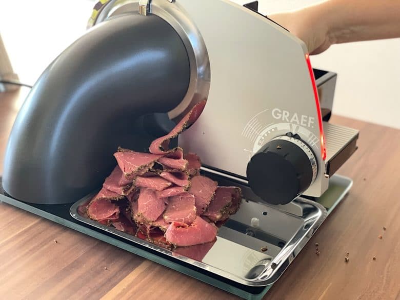 Pastrami fein aufschneiden mit dem Graef Feinschneider SKS700