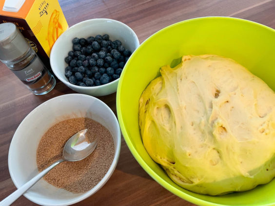 Heidelbeer Zimt Schnecken in der Zubereitung