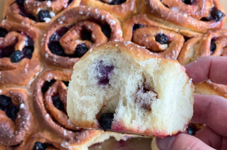 Fluffige Heidelbeerschnecken genießen