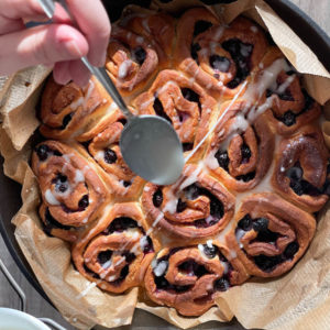 Heidelbeerschnecken im Dutch Oven