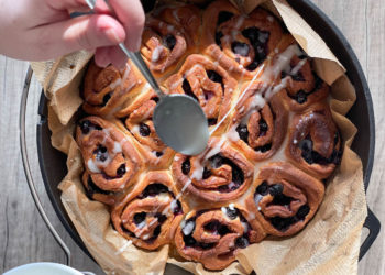 Heidelbeerschnecken im Dutch Oven