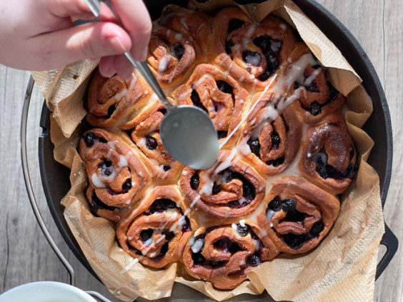 Heidelbeerschnecken im Dutch Oven