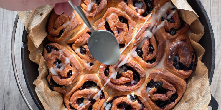 Heidelbeerschnecken aus dem Dutch Oven - heidelbeer zimt schnecken 19 - 1 Heidelbeerschnecken im Dutch Oven