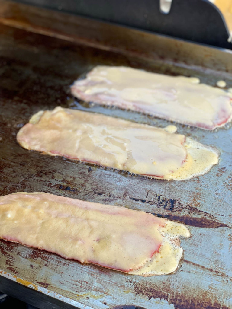 Den Schinken im Bierteig auf der Plancha goldbraun backen