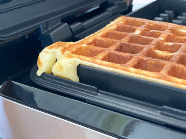 Parktische Überlaufrinne beim Waffeleisen von Gastroback 