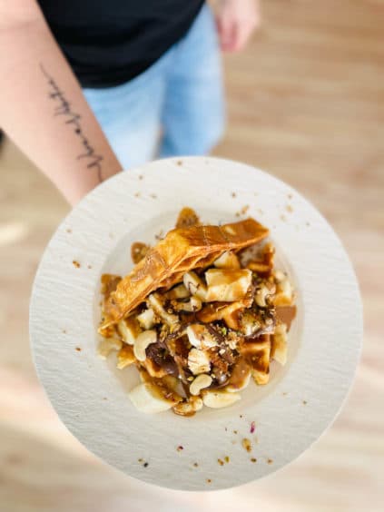 Buttermilch Waffeln mit Bananen & Karamellsauce