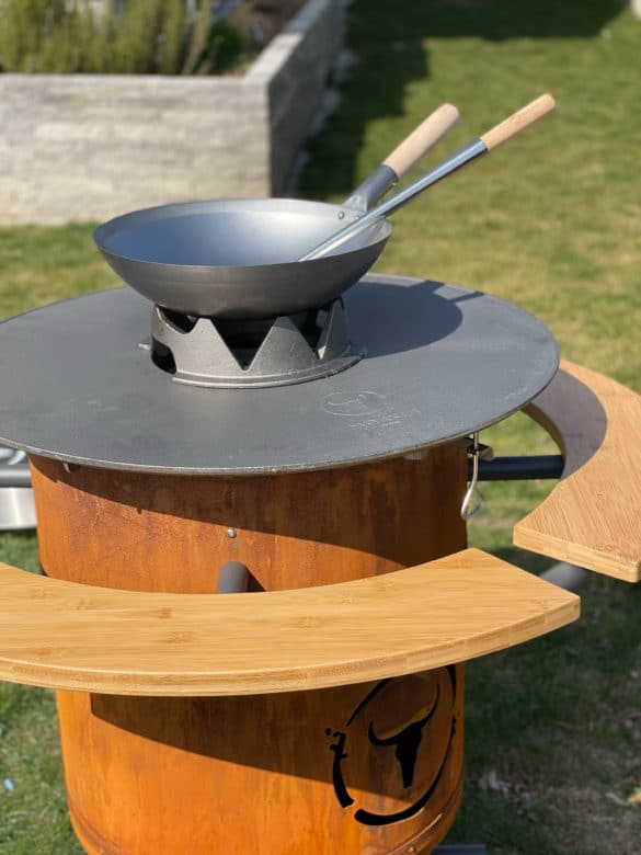 Wok Aufsatz am Bandit Fireplace von Moesta BBQ