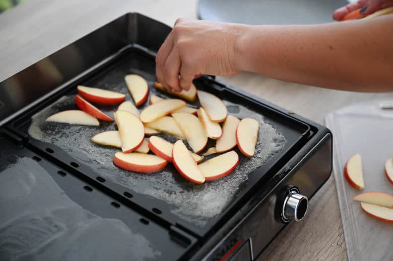 Ein süßes Apple Crumble als Dessertidee von der Plancha