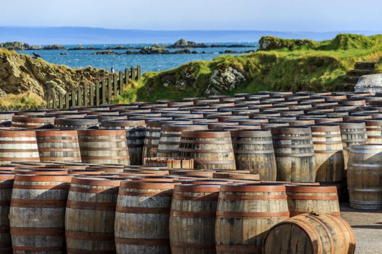 Whisky Fässer in einer Destillerie 