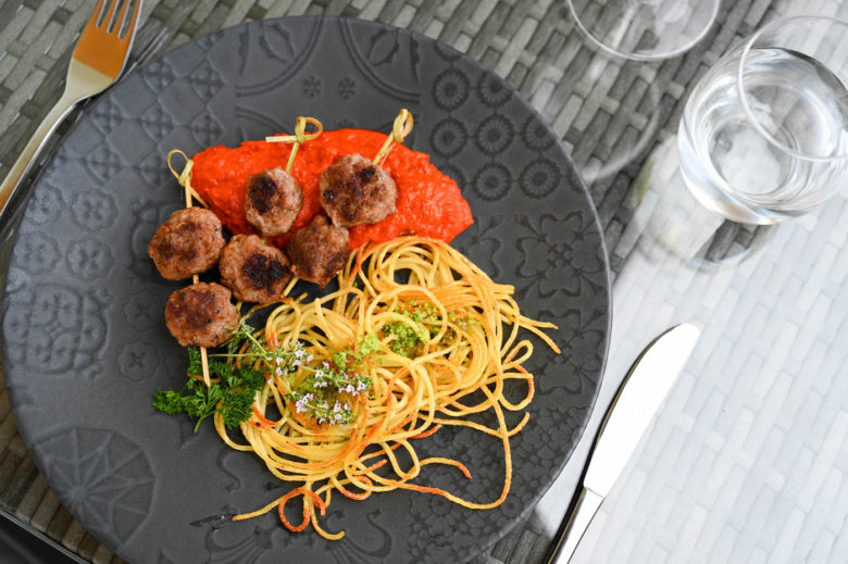 Frische Köfte Spieße mit Ajvar und crunchy Pastanester