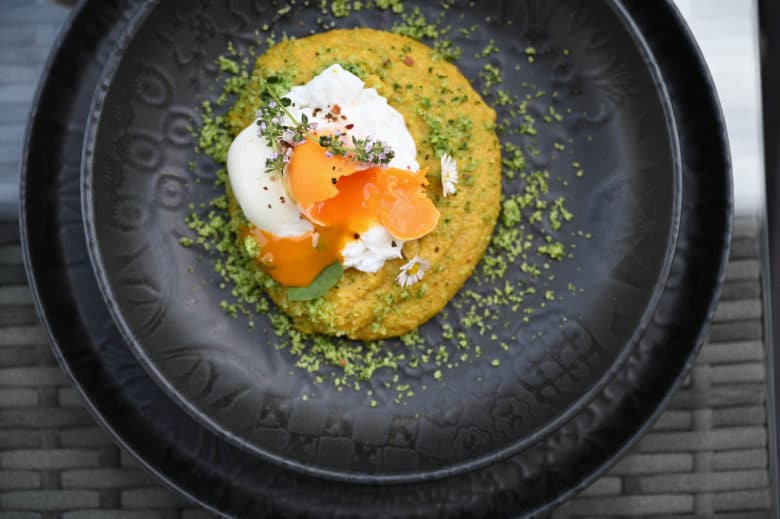 Toller Kontrast der hellen Polenta mit dem dunklen Geschirr