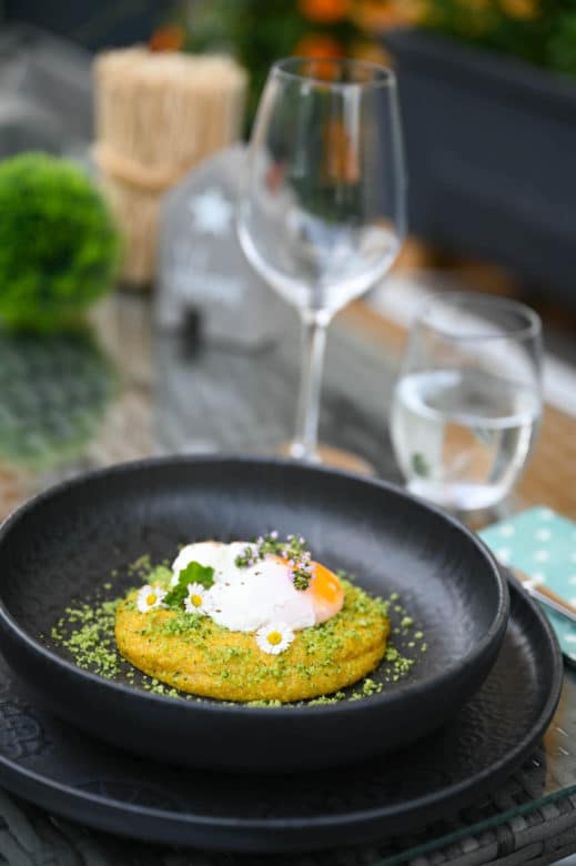 Cremige Polenta mit frischen Wildkräutern und pochiertem Ei