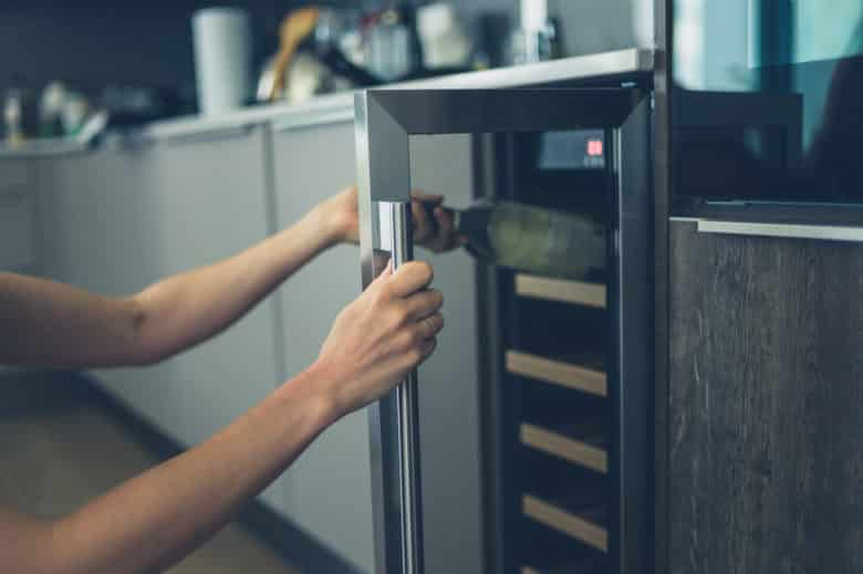 Weinkühlschrank direkt in der Küche integriert