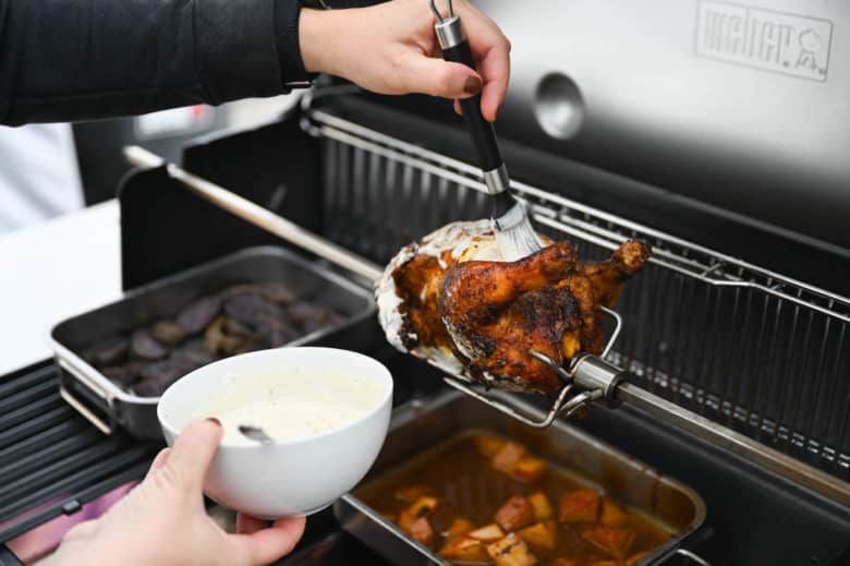 Saftiges Grillhendl vom Drehspieß mit feiner Alabama White BBQ Sauce verfeinert.