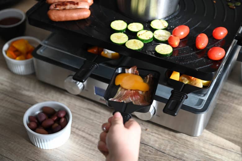 Bacon & Egg im Raclette Pfännchen während auch die Grillplatte und das Fondue im Einsatz ist 🙌🏼