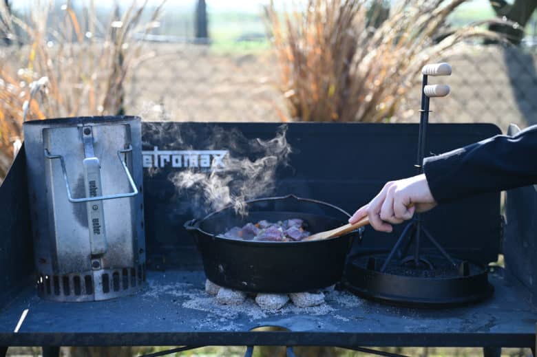 Wildschweinragout im Dutch Oven zubereiten