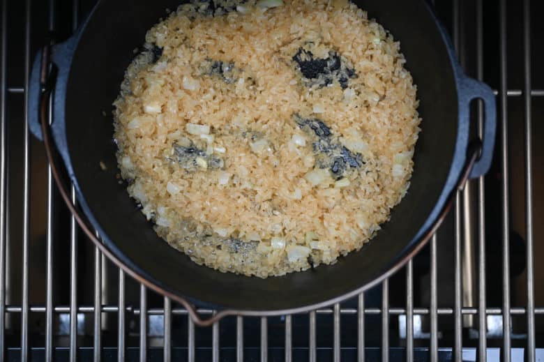 Zubereitung Risotto im Feuertopf am Grillrost