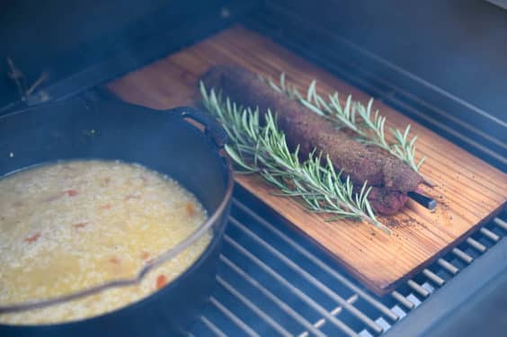 Zartrosa geräuchertes Hirschfilet auf der Planke