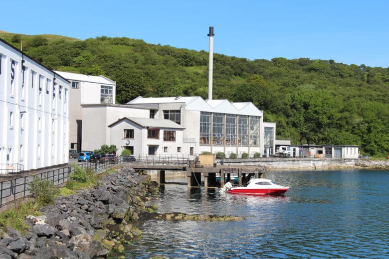 Caol Ila Whisky Destillerie auf der schottischen Insel Islay