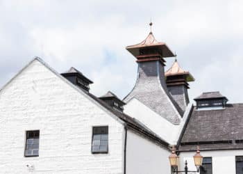 Dalwhinnie Whisky Destillerie in den schottischen Highlands